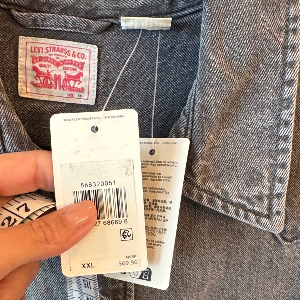 Levi's Women’s  Charcoal Button-Down Shirt - Picture 2 of 4